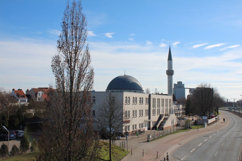 Auf dem Bild sieht man die Fatih-Moschee in Gröpelingen mit Minarett und Kupeldach