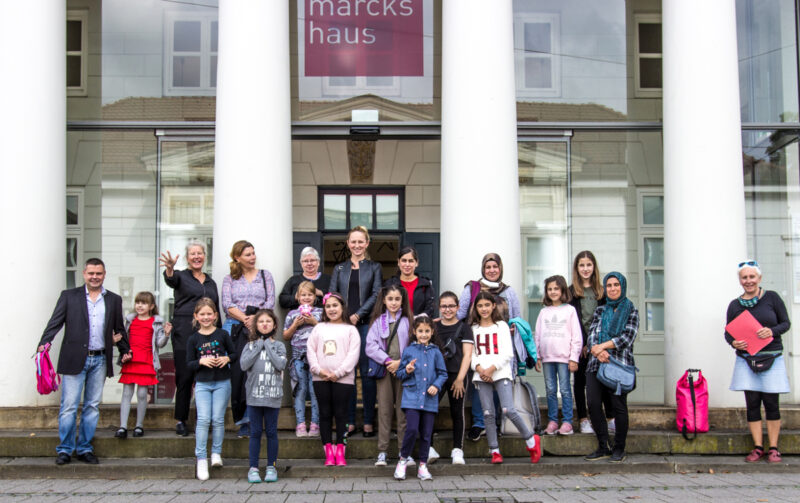 Hier seht ihr die Kinder des Kinderateliers zusammen mit den Eltern vor dem Museum Gerhard-Marcks-Haus