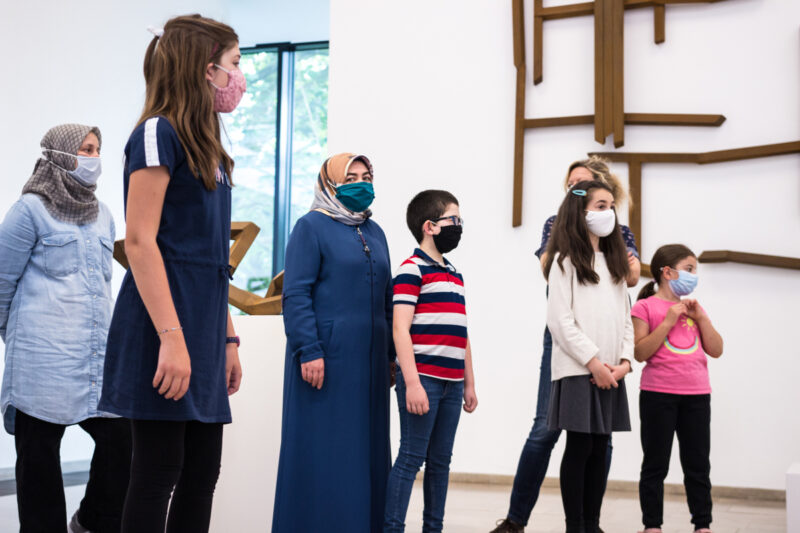 Hier seht ihr Eltern und Kinder bei der Ausstellungseröffnung. Die Ausstellung heißt I like to move it.