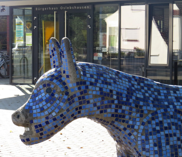Vor dem Bürgerhaus steht eine Skulptur eines Esels. Die Skulptur ist mit blauen Mosaikkacheln verziert