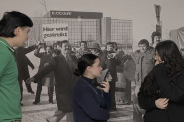 Drei Jugendlichen aus dem Jugendforum Gröpelingen stehen vor einer Leinwand. Auf der Leinwand ist der Streik aus der ehemaligen Werft in Bremen zu sehen. Das Bild ist ein Ausschnitt aus dem 2023 entstandenen Film des Forums.