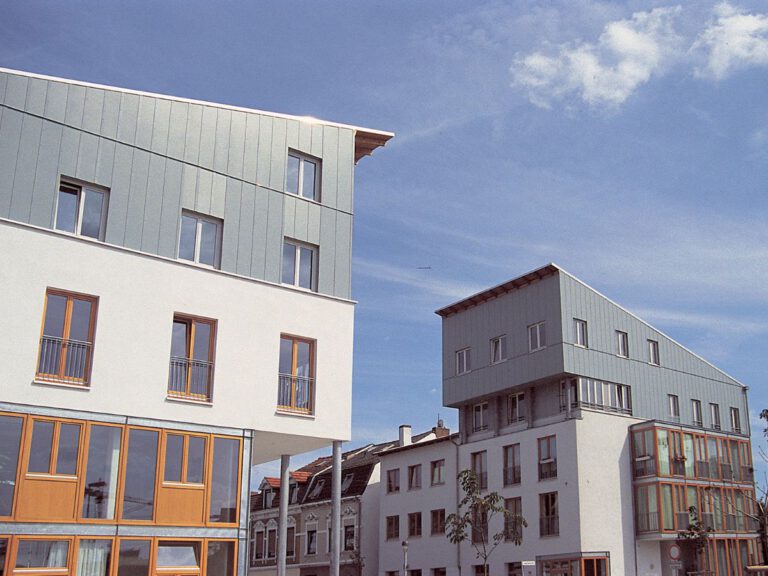 Die Fensterfronten des Torhaus Nord und Süd als Eingang ins Lindenhofquartier. Hier ist der Sitz von Kultur Vor Ort e.V.