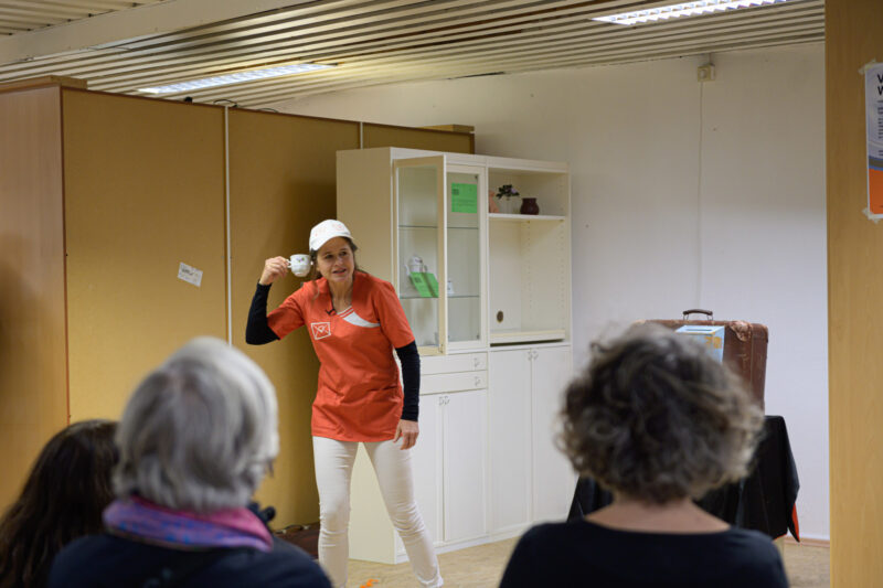 Mirjam Dierks aka Paula, Postbotin für positive Post zieht die Gäste mit ihren Geschichten in der Recyclingbörse in der Lindenhofstraße in ihren Bann