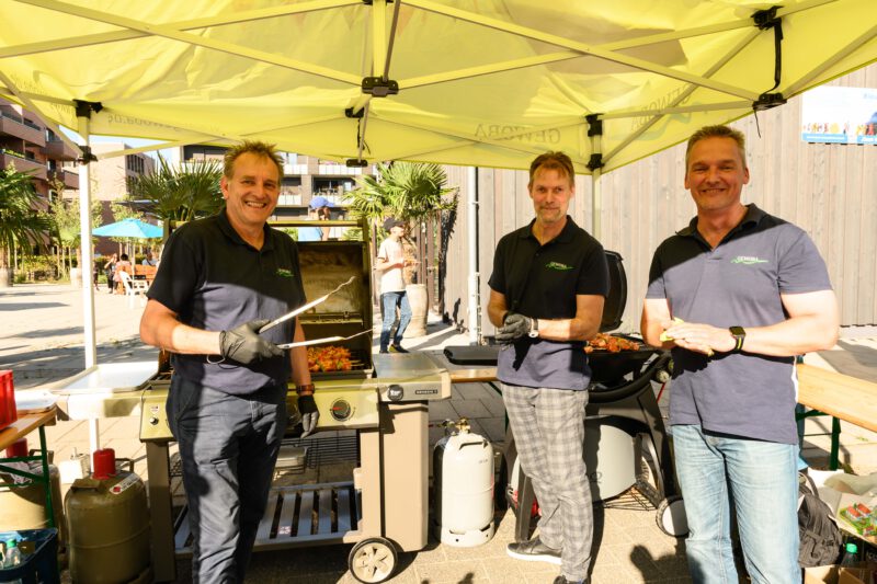 Das Team der Gewoba grillt Hähnchenspieße für die Nachbarschaft. 