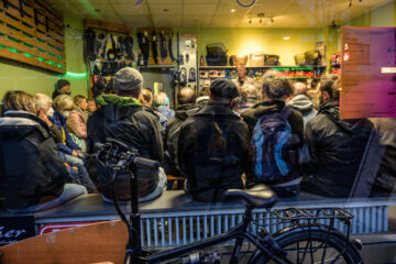 Der Fahrradladen wird zur einem Ort der Geschichten bei den Feuespuren.