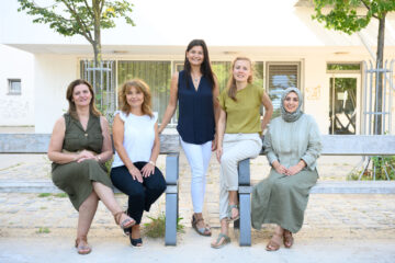 Gruppenbild der Aufsuchenden Bildungsberatung. Von links nach rechts: Hana Zein, Elif Patarla, Tülay Hanelci-Kart, Sonja Nägel und Özlem Adigüzel