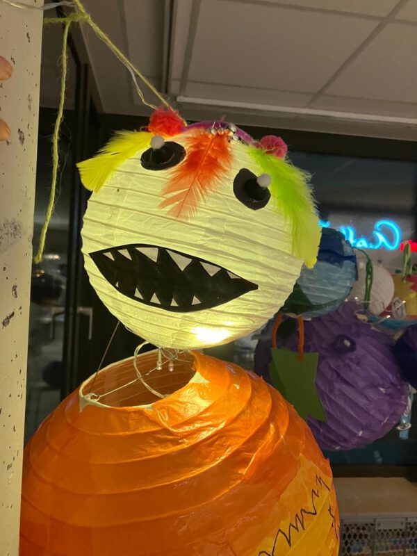 Eine leuchtende Monsterlaterne, die ein Kind in der Kinderkunstwerkstatt gebastelt hat. 