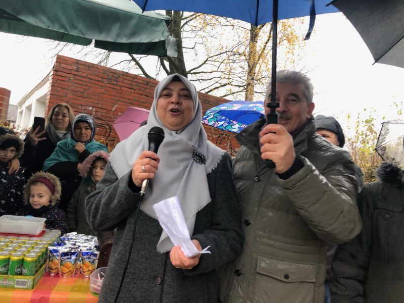 Die Tochter von Mustafa Karabacak hält stolz eine Rede. Der Spielplatz wird nach ihmen Vater benannt.