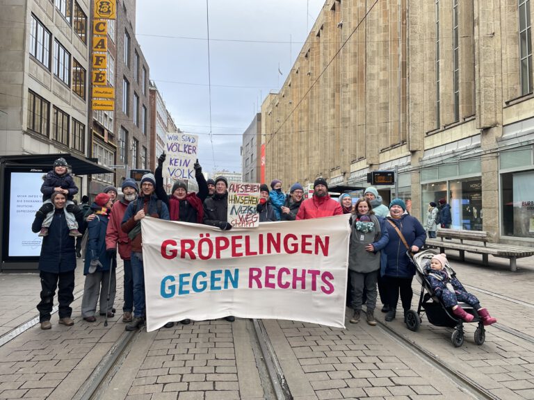 Gruppenfoto aus der Obernstraße auf dem Weg zur Kundgebung "Laut gegen rechts". Auf dem Transparent steht: Gröpelingen gegen rechts.