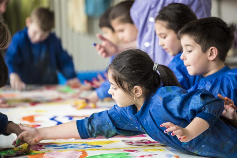 Kinder beim Malen bei der Kinderkunstwerkstatt im Kinderatelier Roter Hahn.