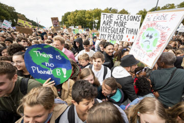 Jugendliche demonstrieren gegen die Klimakrise