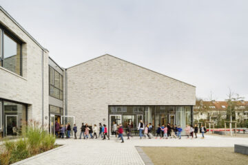 Der Schulhof der Grundschule Pastorenweg ist zu sehen mit Kindern