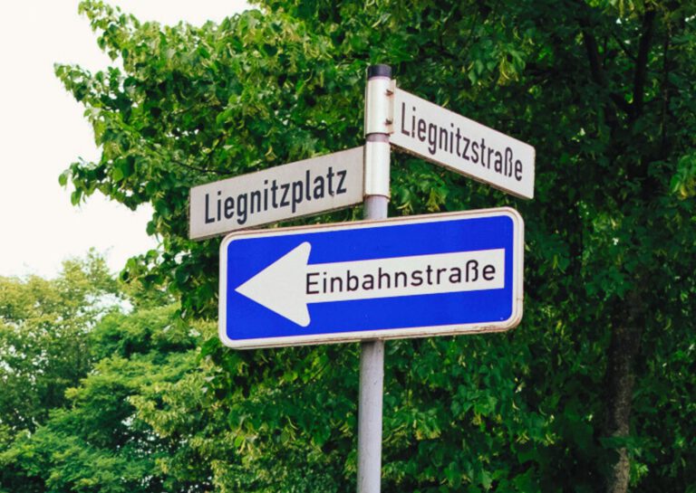 Straßenschilder Liegnitzplatz und Liegnitzstraße