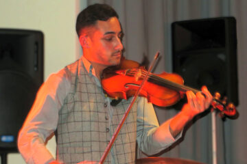 Richie Balke spielt Geige
